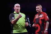 Michael van Gerwen en Nathan Aspinall , 11 april 2024 in de Premier League ©Getty Images