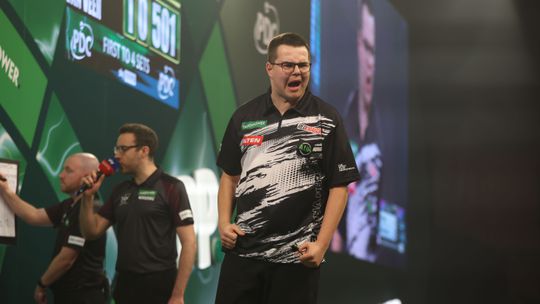 Gian van Veen herpakt zichzelf en stoot door naar kwartfinale van WK darts