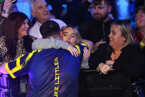 Moeder van topdarter Luke Littler gooit olie op het vuur: 'Ze zitten als een stel sukkels te janken'