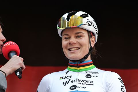 Belgische toprenster (30) bevestigt relatie met legendarische wielernaam (53): 'Ik kom niet meer alleen thuis'