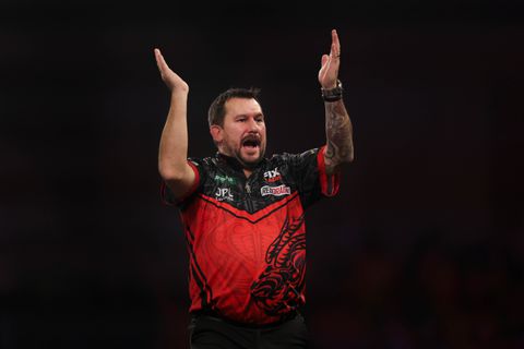 Live WK darts | Alexandra Palace warmt op voor 'Hollandse avond', Zweedse sensatie vliegt eruit