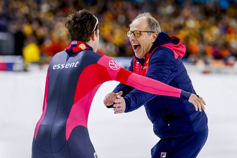 Grote verrassing op 1500 meter bij OKT schaatsen dacht terug aan pijnlijk telefoontje: 'Nu is er geen stress meer'
