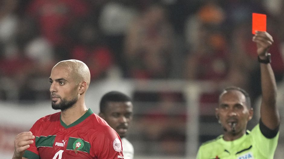 Sofyan Amrabat krijgt twee keer geel, VAR laat hem terug het veld op, scheids geeft direct rood
