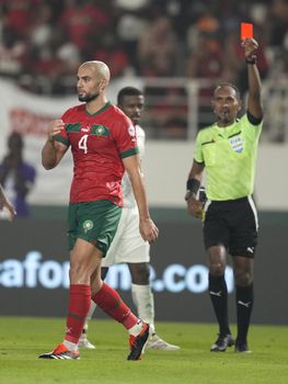 Sofyan Amrabat krijgt twee keer geel, VAR laat hem terug het veld op, scheids geeft direct rood