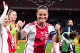 Sherida Spitse van Ajax juicht na het halen van de kwartfinales van de Champions League. ©ANP
