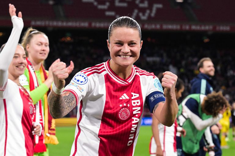 Tranen bij Sherida Spitse na unieke prestatie Ajax: 'Alles komt eruit. Dit is bizar, dit is fantastisch'