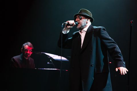 Voetballegende Eric Cantona (57) komt zingen (!) in Nederland