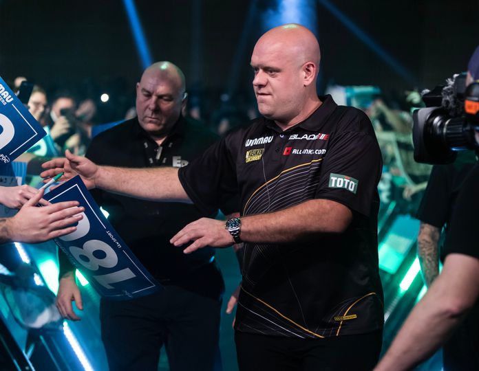 Michael van Gerwen schittert in voor hem ongebruikelijke kleuren: 'Het kleedt af hè'