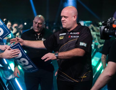 Michael van Gerwen schittert in voor hem ongebruikelijke kleuren: 'Het kleedt af hè'