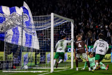 Sfeer slaat volledig om bij PEC Zwolle: stadion wordt ineens muisstil na goal