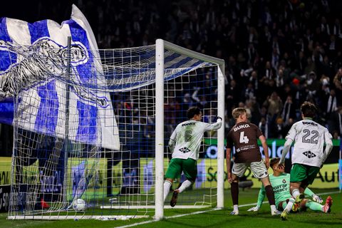 Sfeer slaat volledig om bij PEC Zwolle: stadion wordt ineens muisstil na goal