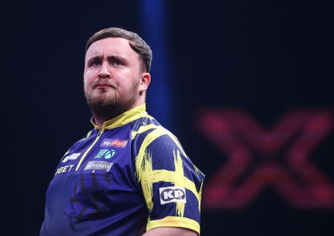 Luke Littler ziet na zeldzame inzinking ongekend record door zijn vingers glippen op World Masters