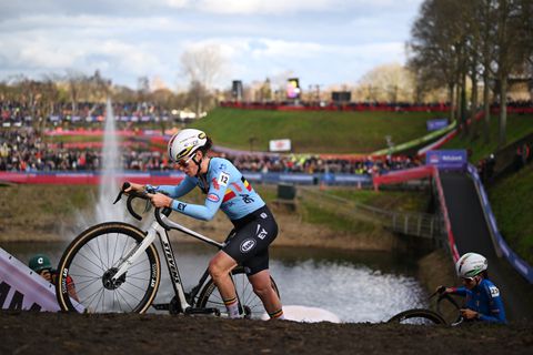 Ruzie en paniekaanval maken einde aan WK veldrijden voor enige Belgische deelneemster