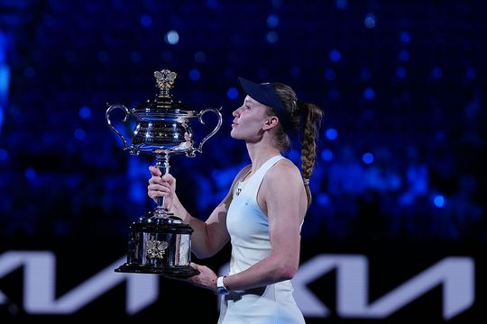 Foto's | Deze internationale sterren zagen Elena Rybakina revanche nemen op Aryna Sabalenka bij Australian Open
