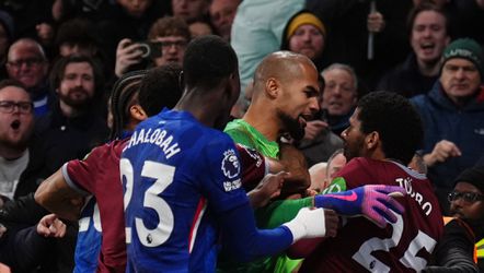 Kortsluiting tijdens Londense derby in Premier League: verdediger gaat door het lint tijdens enorme opstoot