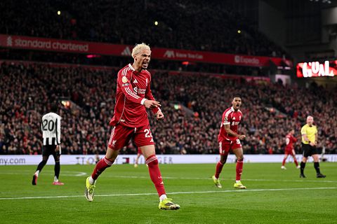 Arne Slot boekt felbegeerde zege met Liverpool in Premier League, tranen bij doelpuntenmaker na inktzwarte periode