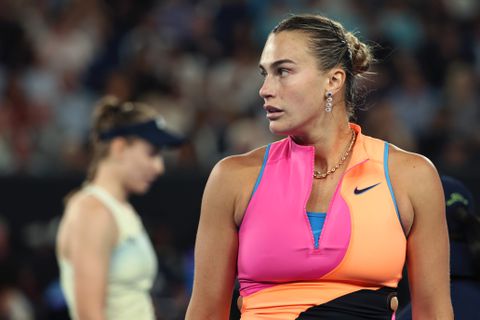 Balende Aryna Sabalenka knipoogt naar haar team na Australian Open-finale: 'Jullie zien mij graag verliezen'