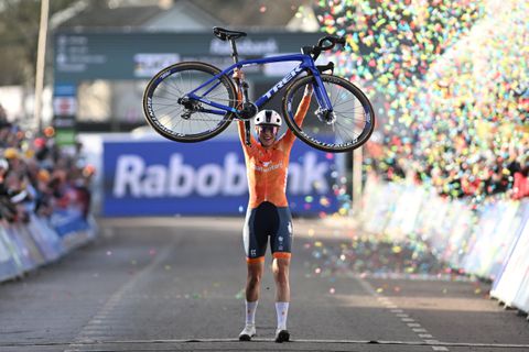 Wielericoon Lucinda Brand (36) na groot verlies wereldkampioen veldrijden: 'Opvallend genoeg was ik best kalm'