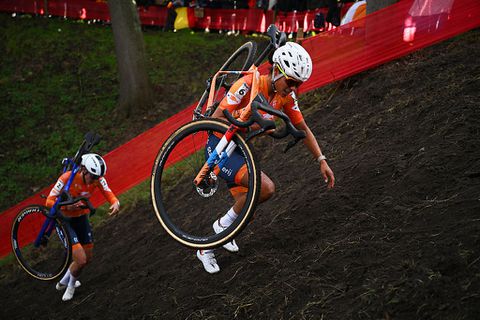 Lucinda Brand profiteert van valpartij landgenote bij WK veldrijden, podium kleurt volledig oranje