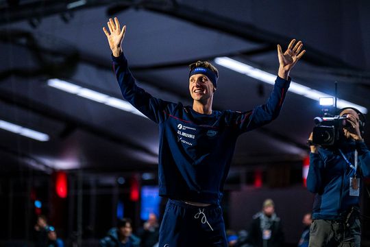 Schaatscoach onthult pijnlijk incident vlak voor sensationeel wereldrecord: 'Zijn nog naar het ziekenhuis geweest'