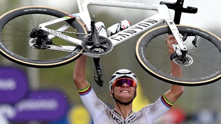Mathieu van der Poel laat concurrentie ver achter zich en is recordhouder in Ronde van Vlaanderen
