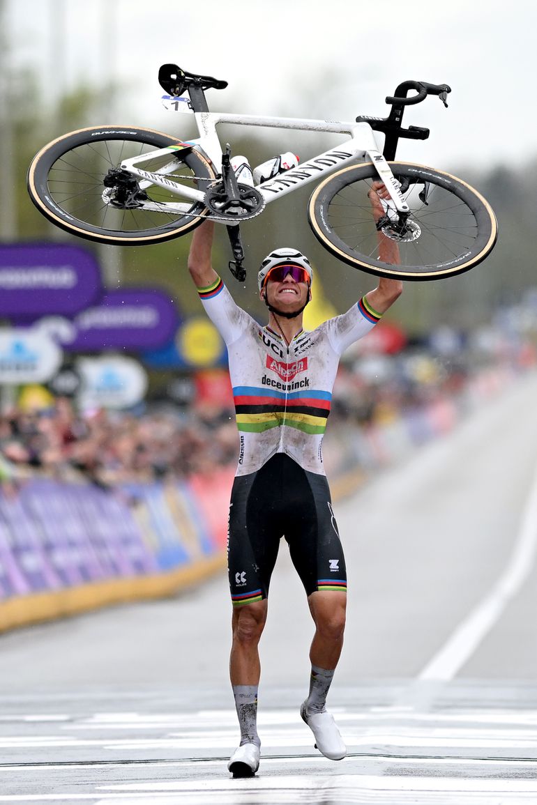 Mathieu van der Poel laat concurrentie ver achter zich en is recordhouder in Ronde van Vlaanderen