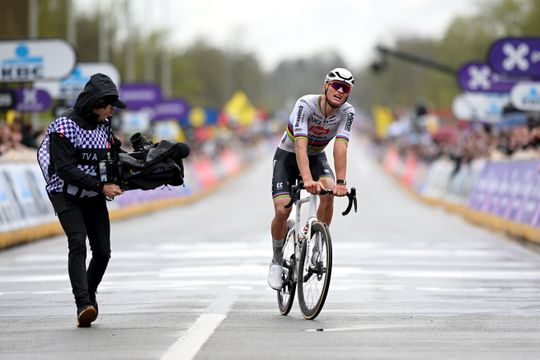 'Ik ben kapot, één van mijn zwaarste koersen ooit': Mathieu van der Poel kan niet meer na zege in Ronde van Vlaanderen