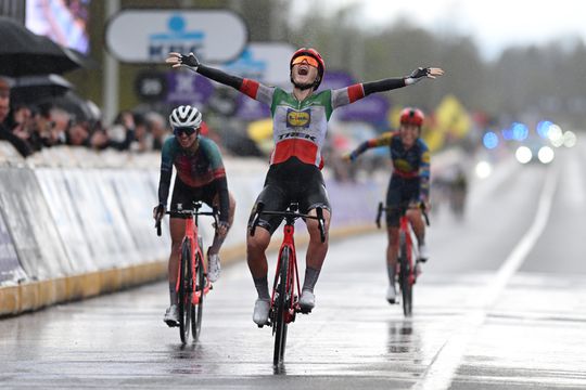 Geen Vos of Kopecky maar Elisa Longo Borghini triomfeert in Ronde van Vlaanderen