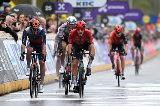 'Bespottelijke declassering': Michael Matthews in tranen nadat jury hem zijn derde plaats afneemt