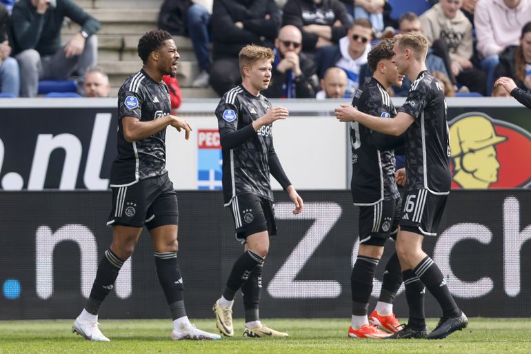 Ajax weerstaat storm van PEC Zwolle en heeft genoeg aan snelle voorsprong voor de zege