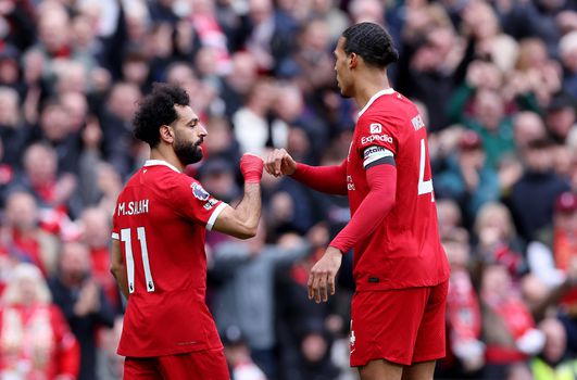 Mohamed Salah passeert Verbruggen en schiet Liverpool naar overwinning en koppositie