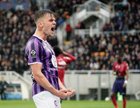 Thijs Dallinga helpt met zijn elfde goal Toulouse aan zege op Clermont