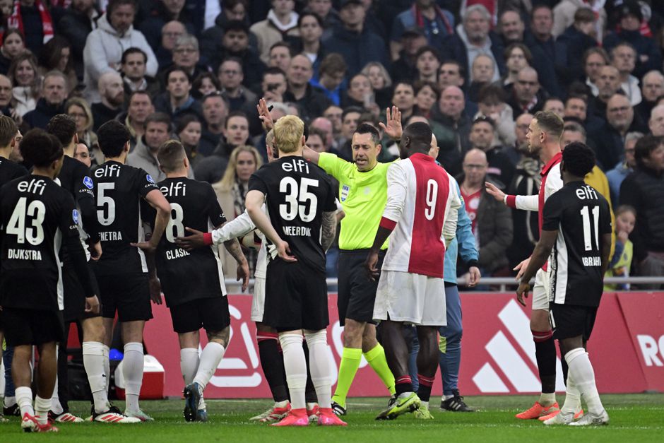 Scheidsrechter Dennis Higler na fout bij Ajax - AZ nog altijd de pineut