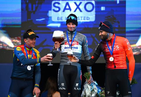 'Slimme' Mathieu van der Poel vierde feest tussen zuipende rivalen: 'Dat was een apart beeld'