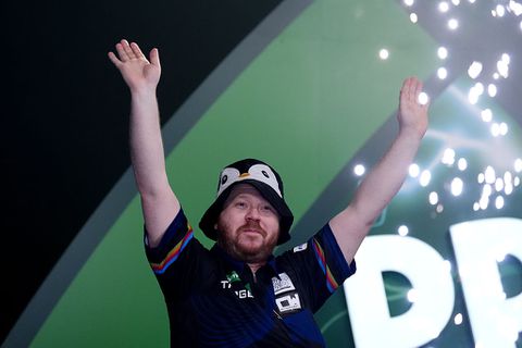 Sensatie WK darts deed opmerkelijk aanzoek: 'Ik was naakt, barstte in huilen uit en smeet de ring naar haar'