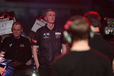 Topdarter Wessel Nijman breekt door magische grens na nieuw succes bij PDC: 'Ik leef het droomleven'