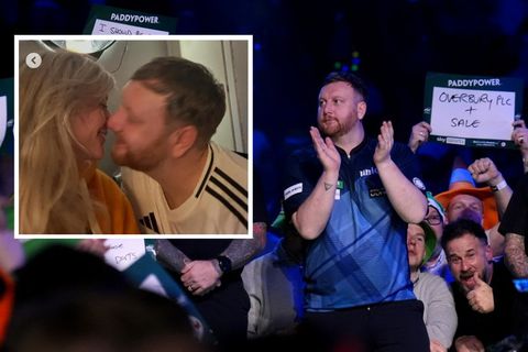 Veelbesproken emotionele darter bevestigt met kusfoto nieuwe vriendin na breuk met collega Fallon Sherrock