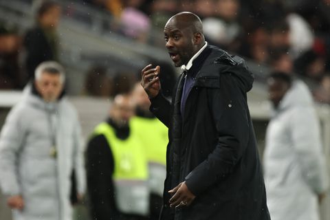 WK-deelnemer ontslaat bondscoach direct na nederlaag in oefenwedstrijd en moet 72 dagen voor de start op zoek