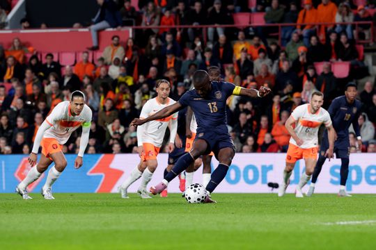 Donyell Malen slachtoffer van merkwaardige actie arbiter bij oefenduel Oranje