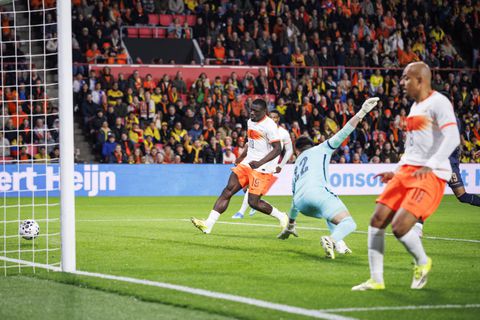 Live | Scheidsrechter komt met merkwaardige actie: Oranje met 10 man verder na rode kaart