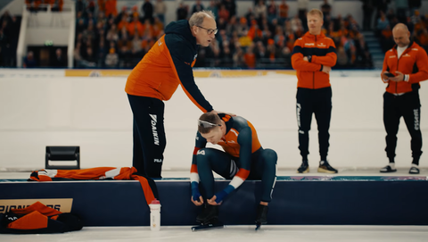 Unieke beelden boze Joep Wennemars na dramatisch schaatsmoment: 'Waarom moet het nou weer zo uitkomen...'