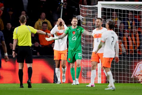 Oranje kent rampzalig laatste oefenduel: plannen Ronald Koeman de prullenbak in na vroege rode kaart
