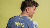 Mika Godts met het nieuwe uitshirt. © Ajax