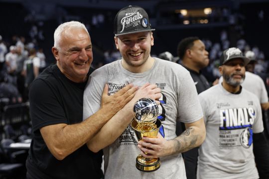 Dallas Mavericks plaatst zich dankzij fenomenale Luka Doncic en Kyrie Irving voor NBA Finals