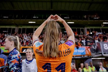 Lieke Martens sluit laatste wedstrijd in Nederland winnend af: Lineth Beeresteyn schiet leeuwinnen langs Finland