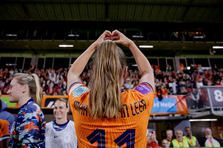 Lieke Martens sluit laatste wedstrijd in Nederland winnend af: Lineth Beeresteyn schiet leeuwinnen langs Finland
