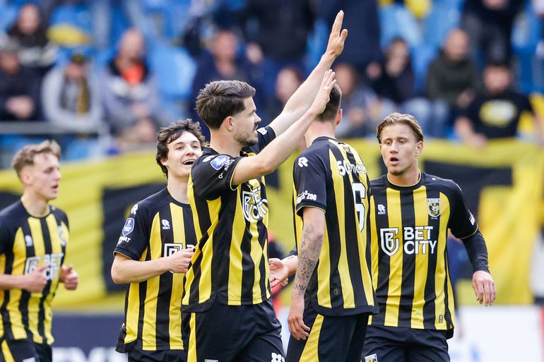 Leegloop bij Vitesse: club neemt afscheid van veel spelers, jeugdexponenten mogen wel blijven