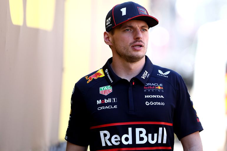 Max Verstappen ruziet met concurrerend team om pylon: 'Ik rij hem helemaal kapot'