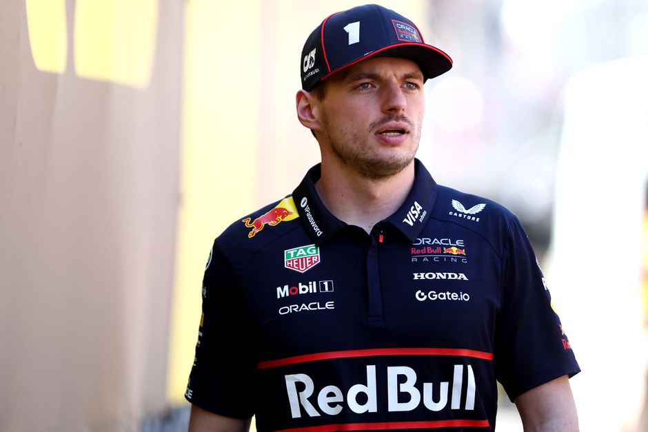 Max Verstappen ruziet met concurrerend team om pylon: 'Ik rij hem helemaal kapot'