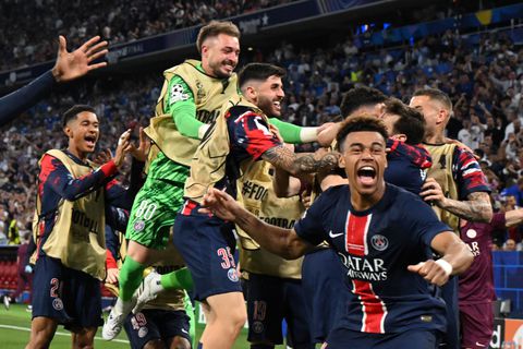 Weergaloos PSG schrijft historie met winst Champions League, Denzel Dumfries beleeft nachtmerrie in München